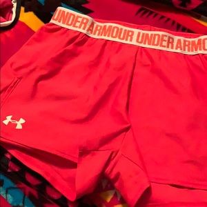 Under armour shorts WITH POCKETS